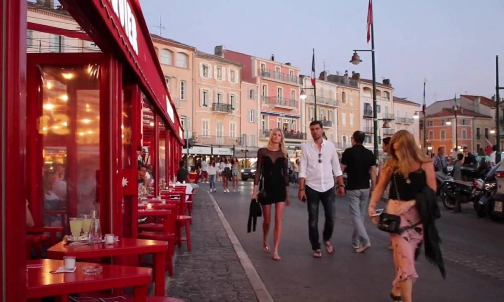 Γαλλία: Έκλεισε το φημισμένο καφέ «Sénéquier» του Σεν-Τροπέ λόγω κορονοϊού